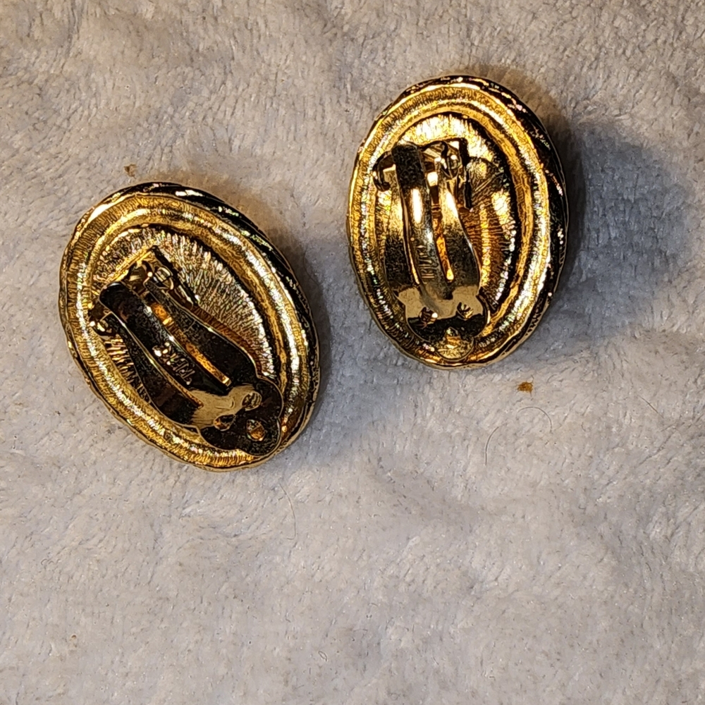 Vintage Trifari Gold-Tone Clip-On Earrings with Faux Pearl Cabochons - Picture 6 of 6